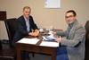 Dr Krzysztof Halicki i Piotr aga (dyr. MOK) przy pracy nad materiaami do projektu